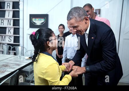 Le président des États-Unis, Barack Obama parle d'une jeune fille au cours d'une visite de la dignité pour les enfants le 21 novembre 2015 Fondation à Kuala Lumpur, Malaisie. Le Centre aide les familles pauvres et les réfugiés, y compris ceux du Myanmar et la Syrie. Banque D'Images