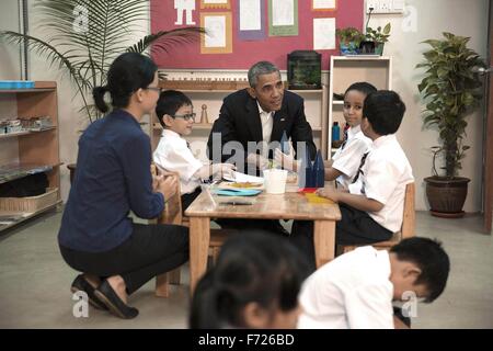 Le président des États-Unis, Barack Obama parle d'un jeune garçon lors d'une tournée de la dignité pour les enfants le 21 novembre 2015 Fondation à Kuala Lumpur, Malaisie. Le Centre aide les familles pauvres et les réfugiés, y compris ceux du Myanmar et la Syrie. Banque D'Images