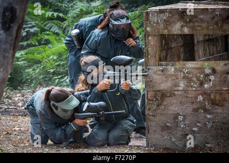 Joueur de Paintball les adolescents au travail. Adolescentes joueuses de paintball en action. Banque D'Images