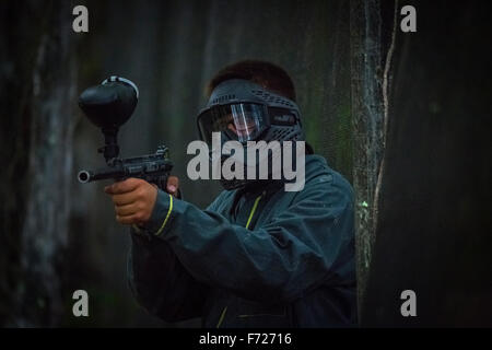 L'adolescent joueur de paintball au travail. Adolescent joueur de paintball en action. Banque D'Images