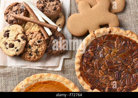 Un assortiment de desserts maison de vacances y compris : épices, tarte à la citrouille, la tarte aux pacanes, pépites de chocolat et les cookies à l'avoine et aux raisins, Banque D'Images