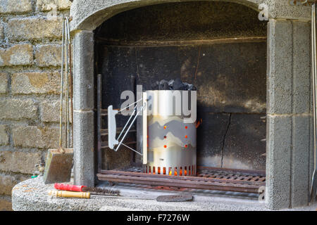 Un outil pour la lumière dans l'incendie d'un barbecue Banque D'Images