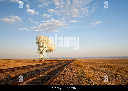 Radio Telescope et pistes, Very Large Array (VLA), les plaines de San Agustin, près de Magdalena, Nouveau Mexique USA Banque D'Images