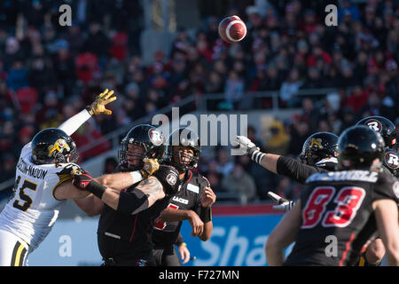 Ottawa, Ontario, Canada. 22 Nov, 2015. Novembre 22nd, 2015. Le quart-arrière Henry Burris RedBlacks Ottawa (# 1) lance la balle dans la Division de l'Est se rencontreront entre les Tiger Cats de Hamilton et de l'Ottawa RedBlacks à TD Stadium à Ottawa, Ontario, Canada. Les Redblacks défait Hamilton 35-28. © Marc DesRosiers/ZUMA/Alamy Fil Live News Banque D'Images