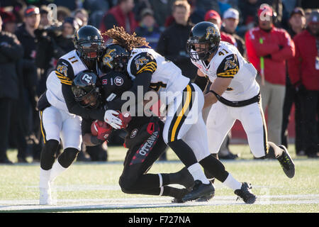 Ottawa, Ontario, Canada. 22 Nov, 2015. Novembre 22nd, 2015. OIttawa RedBlacks wide receiver Ernest Jackson (# 9) est abordé dans la partie de la Division est entre les Tiger Cats de Hamilton et de l'Ottawa RedBlacks à TD Stadium à Ottawa, Ontario, Canada. Les Redblacks défait Hamilton 35-28. © Marc DesRosiers/ZUMA/Alamy Fil Live News Banque D'Images