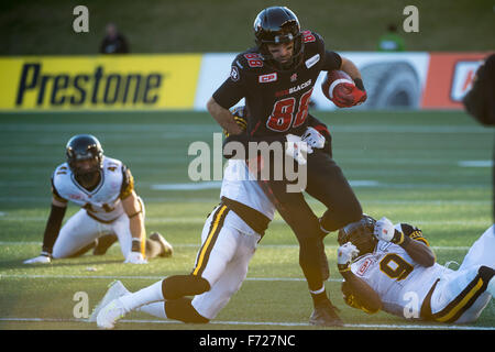 Ottawa, Ontario, Canada. 22 Nov, 2015. Novembre 22nd, 2015. OIttawa RedBlacks receveur Brad Sinopoli (# 88) est abordée dans la partie de la Division est entre les Tiger Cats de Hamilton et de l'Ottawa RedBlacks à TD Stadium à Ottawa, Ontario, Canada. Les Redblacks défait Hamilton 35-28. © Marc DesRosiers/ZUMA/Alamy Fil Live News Banque D'Images