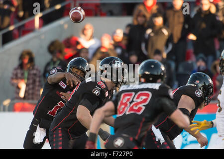 Ottawa, Ontario, Canada. 22 Nov, 2015. Novembre 22nd, 2015. Le quart-arrière Henry Burris RedBlacks Ottawa (# 1) lance la balle dans la Division de l'Est se rencontreront entre les Tiger Cats de Hamilton et de l'Ottawa RedBlacks à TD Stadium à Ottawa, Ontario, Canada. Les Redblacks défait Hamilton 35-28. © Marc DesRosiers/ZUMA/Alamy Fil Live News Banque D'Images