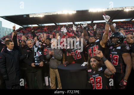 Ottawa, Ontario, Canada. 22 Nov, 2015. Novembre 22nd, 2015. L'Ottawa sont RedBlacks a remis le trophée de Division de l'Est après leur victoire dans le contre les Tiger Cats de Hamilton au stade TD à Ottawa, Ontario, Canada. Les Redblacks défait Hamilton 35-28. © Marc DesRosiers/ZUMA/Alamy Fil Live News Banque D'Images