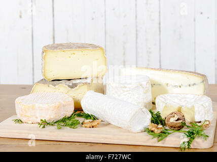 Différents fromages français placé sur l'ancienne table Banque D'Images