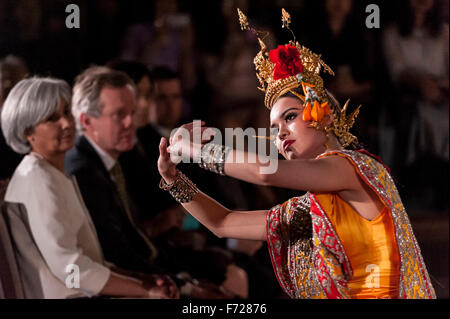 Londres, Royaume-Uni. 23 novembre 2015. Un danseur traditionnel fonctionne comme Benchakai, le démon déguisé comme Sita, au cours de la danse de Nang Chap Hanuman Benchakai dans le cadre d'un concert de musique classique qui aura lieu au Sénat, à l'Université de Londres, pour célébrer le 60e anniversaire de Son Altesse Royale la Princesse Maha Chakri Sirindhorn de Thaïlande. Crédit : Stephen Chung / Alamy Live News Banque D'Images