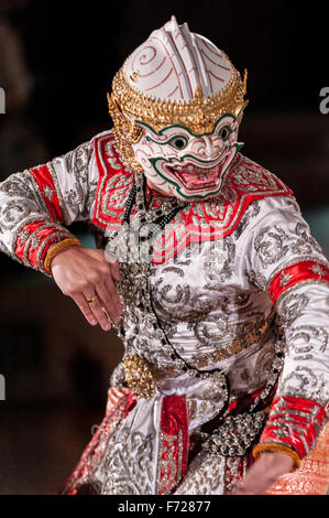 Londres, Royaume-Uni. 23 novembre 2015. Un danseur traditionnel fonctionne comme Hanuman, le singe blanc, au cours de la danse de Nang Chap Hanuman Benchakai dans le cadre d'un concert de musique classique qui aura lieu au Sénat, à l'Université de Londres, pour célébrer le 60e anniversaire de Son Altesse Royale la Princesse Maha Chakri Sirindhorn de Thaïlande. Crédit : Stephen Chung / Alamy Live News Banque D'Images