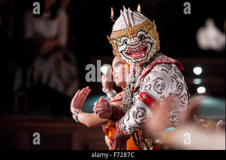 Londres, Royaume-Uni. 23 novembre 2015. Un danseur traditionnel fonctionne comme Hanuman, le singe blanc, au cours de la danse de Nang Chap Hanuman Benchakai dans le cadre d'un concert de musique classique qui aura lieu au Sénat, à l'Université de Londres, pour célébrer le 60e anniversaire de Son Altesse Royale la Princesse Maha Chakri Sirindhorn de Thaïlande. Crédit : Stephen Chung / Alamy Live News Banque D'Images