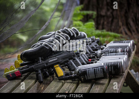 Une ligne de marqueurs de paintball. Rangée de lanceurs de paintball. Banque D'Images