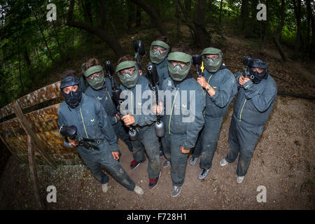 Une équipe d'adolescents prêts à jouer une partie de paintball. Équipe d'adolescents se préparant we discussed our household budget1 à une partie de paintball. Banque D'Images