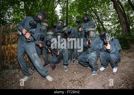 Une équipe d'adolescents prêts à jouer une partie de paintball. Équipe d'adolescents se préparant we discussed our household budget1 à une partie de paintball. Banque D'Images