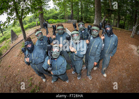 Une équipe d'adolescents prêts à jouer une partie de paintball. Équipe d'adolescents se préparant we discussed our household budget1 à une partie de paintball. Banque D'Images