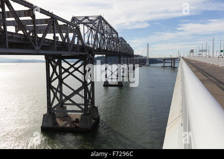 Les nouvelles et les anciennes portées de la San Francisco Oakland Bay Bridge. Banque D'Images