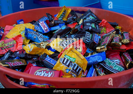 Halloween sur Russell Street à Berkeley en Californie. Surtout pour les enfants, mais les adultes ne peuvent pas résister ! Banque D'Images