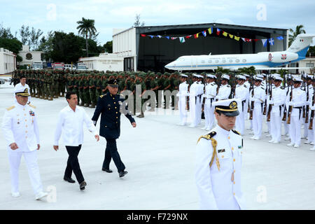 Veracruz, Mexique. 23 Nov, 2015. Image fournie par la présidence du Mexique montre le président mexicain Enrique Pena Nieto (2L) participation à la commémoration de la Journée de la marine du Mexique, à Veracruz, Mexique, le 23 novembre 2015. Crédit : la présidence du Mexique/Xinhua/Alamy Live News Banque D'Images