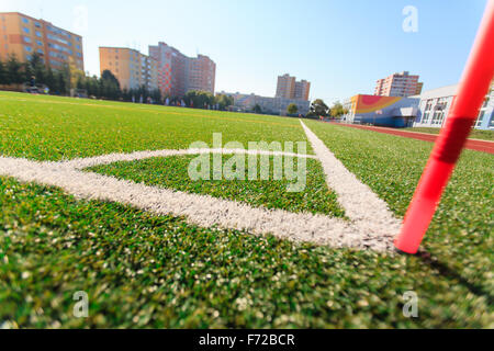 Placer un coup de pied de coin (dans le football) drapeau ce territoire de jalonnement. Banque D'Images