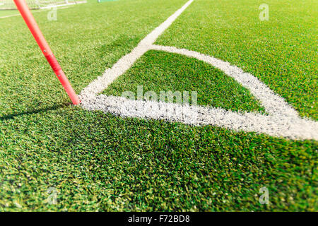 Placer un coup de pied de coin (dans le football) drapeau ce territoire de jalonnement. Banque D'Images