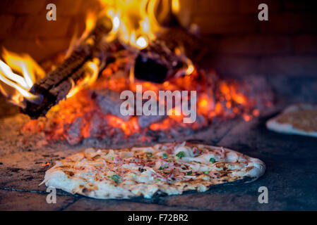 Tartes flambées, plat français de bungalows. Produits frais cuit dans un four traditionnel Wood-Fired Adobe. - Gâteau de flamme ( Anglais, Flammkuchen Banque D'Images