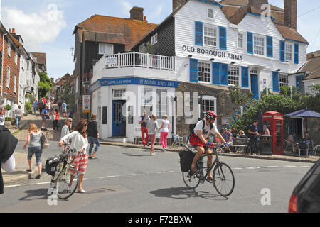 Vélos et piétons sur Mermaid Street, Rye, East Sussex, UK Banque D'Images