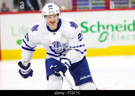 Raleigh, Caroline du Nord, USA. 20 Nov, 2015. Maple Leafs de Toronto de l'aile droite Brad Boyes (28) au cours de la partie de la LNH entre les Maple Leafs de Toronto et les Hurricanes de la Caroline au PNC Arena. © Andy Martin Jr./ZUMA/Alamy Fil Live News Banque D'Images