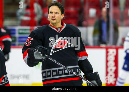 Raleigh, Caroline du Nord, USA. 20 Nov, 2015. Les Hurricanes de la Caroline le défenseur Ron Hainsey (65) au cours de la partie de la LNH entre les Maple Leafs de Toronto et les Hurricanes de la Caroline au PNC Arena. © Andy Martin Jr./ZUMA/Alamy Fil Live News Banque D'Images