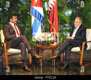 La Havane. 23 Nov, 2015. Le président cubain Raul Castro (R) rencontre avec l'Émir du Qatar, Cheikh Tamim bin Hamad al Thani à La Havane le 23 novembre 2015. Credit : Miguel Guzman Ruiz/Prensa Latina/Xinhua/Alamy Live News Banque D'Images