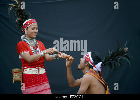 Tribu Garo couple effectuant des danses folkloriques, Meghalaya, en Inde, en Asie, M.# 786 Banque D'Images