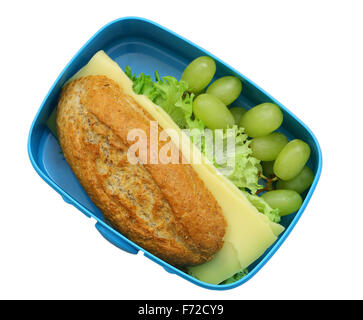 Boîte à lunch avec du pain brun au fromage et raisin vert isolated on white Banque D'Images