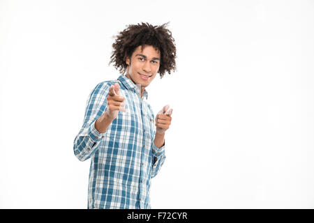 Portrait of a smiling afro-américain homme pointant du doigt en huis clos isolé sur fond blanc Banque D'Images