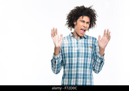 Portrait d'une jeune afro-américaine montrant l'homme avec un geste d'arrêt palms isolé sur fond blanc Banque D'Images