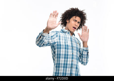 Portrait d'un homme jeune avec dégoût émotion article isolé sur fond blanc Banque D'Images