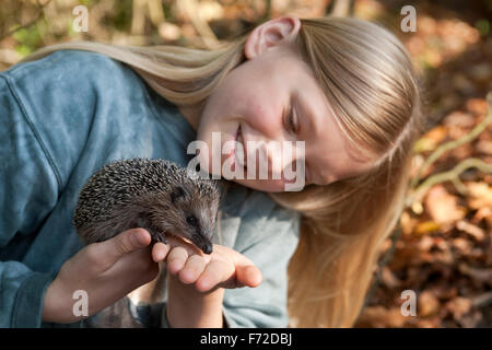 Western hérisson, fille, enfant, Mädchen mit, genre Erinaceus europaeus, Igel, Westigel Braunbrustigel, hérisson, Banque D'Images