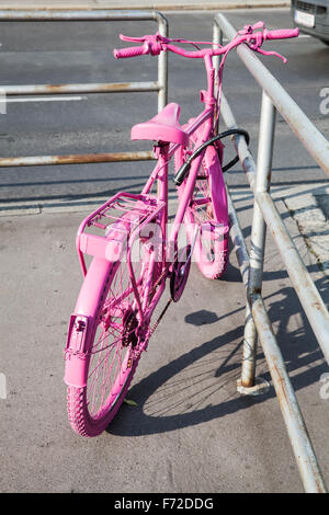 Style vieux rose support à vélo sur le bord de la route Banque D'Images