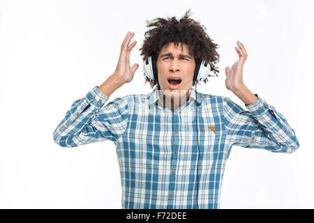 Portrait d'un homme choqué dans headphoes music écoute isolé sur fond blanc Banque D'Images