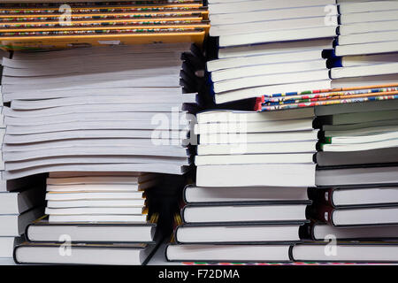 Livres stockés sur un stand lors d'un vendeur de rue en plein air locaux foire du livre à l'île de Majorque Banque D'Images