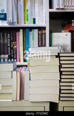 Livres stockés sur un stand lors d'un vendeur de rue en plein air locaux foire du livre à l'île de Majorque Banque D'Images