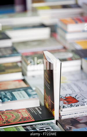 Livres stockés sur un stand lors d'un vendeur de rue en plein air locaux foire du livre à l'île de Majorque Banque D'Images