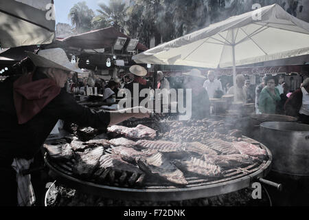 Des plats locaux et des repas gastronomiques offerts sur une foire de rue dans un village de l'île de Majorque Banque D'Images