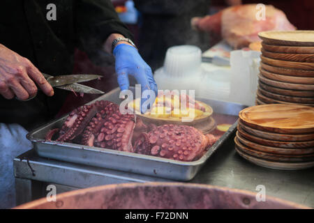 Des plats locaux et des repas gastronomiques offerts sur une foire de rue dans un village de l'île de Majorque Banque D'Images