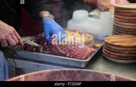 Des plats locaux et des repas gastronomiques offerts sur une foire de rue dans un village de l'île de Majorque Banque D'Images