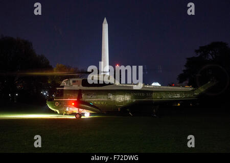 Washington, DC, USA. 23 Nov, 2015. Un marin, avec le président des États-Unis Barack Obama à bord, atterrit sur la pelouse Sud de la Maison Blanche à Washington, DC, États-Unis, le lundi, Novembre 23, 2015. Obama, au cours d'une conférence de presse à Kuala Lumpur le dimanche après plus d'une semaine de conférences et sommets de l'Asie, a affirmé que la Russie doit prendre une décision stratégique sur la Syrie et les prochaines semaines montreront si le président russe Vladimir Poutine va abandonner le soutien au régime syrien. Crédit : Andrew Harrer/Piscine via CNP - PAS DE SERVICE DE FIL - Crédit : dpa/Alamy Live News Banque D'Images