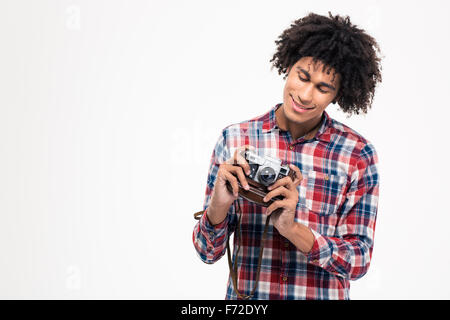 Portrait of a smiling afro-américain man making photo sur appareil photo rétro isolé sur fond blanc Banque D'Images