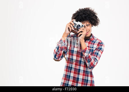 Portrait d'un homme heureux de faire photo sur appareil photo rétro isolé sur fond blanc Banque D'Images