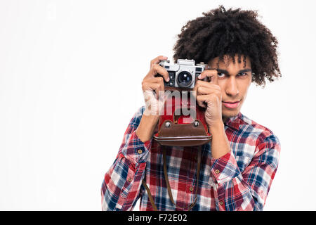 Portrait d'un homme jeune en photo sur appareil photo rétro isolé sur fond blanc Banque D'Images