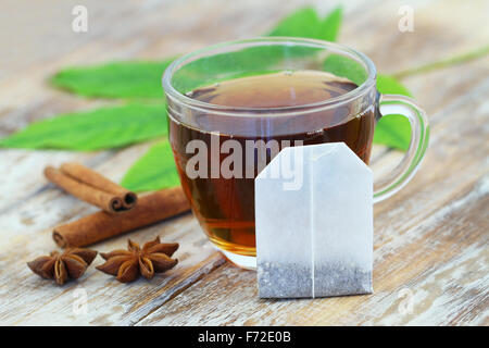 Appuyé contre un sachet de thé tasse de thé, l'anis et la cannelle Banque D'Images