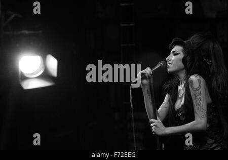 La chanteuse britannique Amy Winehouse effectue au Festival de musique de Glastonbury Banque D'Images